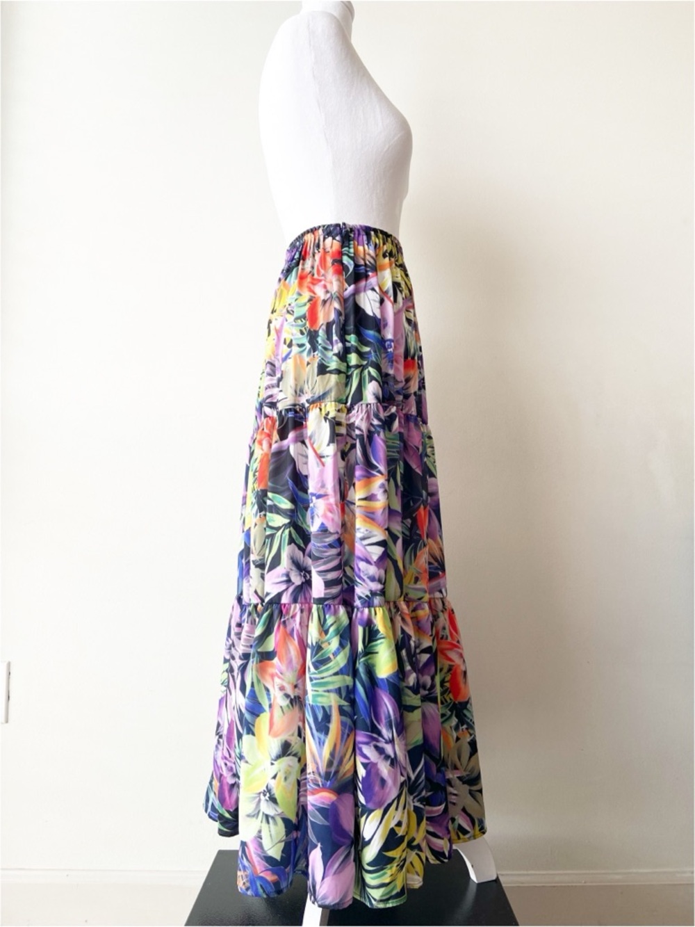 Elie Tahari Tropical Tiered Maxi Skirt Size L - Picture 3 of 7
